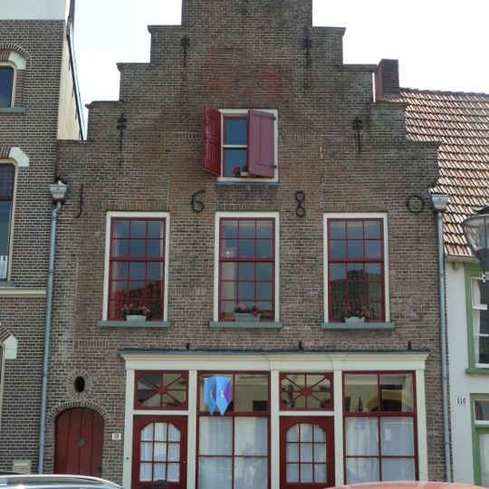 Pand met eenvoudige trapgevel, gedateerd in jaartalankers: 1680