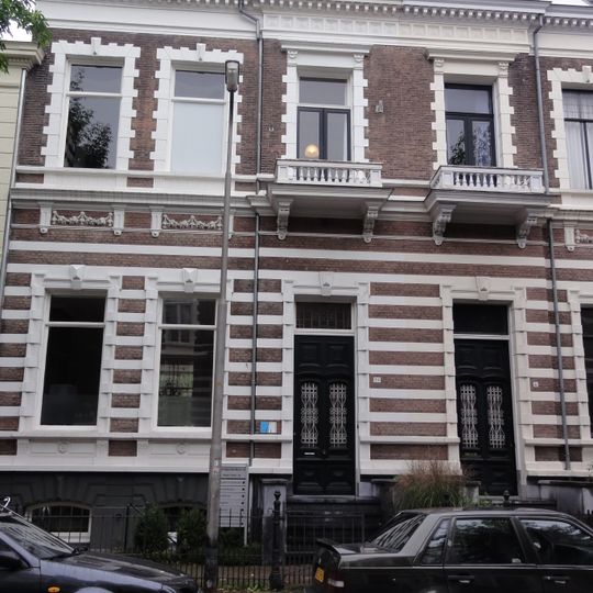Blok van vier herenhuizen met hekwerken, gebouwd in eclectische stijl met neorenaissance-invloeden