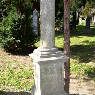 Ev. cintorín Kozia brána, náhrobník so stĺpom