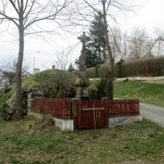 Kříž ve Velenovech na rozcestí