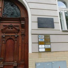 Pamětní deska Oldřicha Hlaváče na domě U Nikolajky 1085/15 na Smíchově