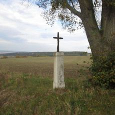 Kříž západně od Močerad