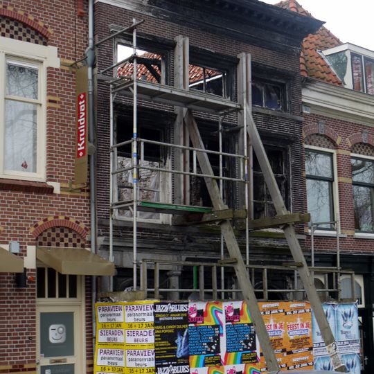 Pand met lijstgevel, gepleisterd, met onderpui