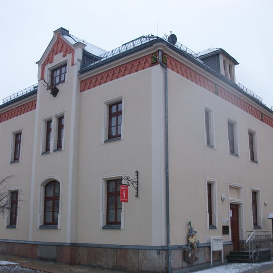 Ehemaliges Forsthaus in offener Bebauung, mit Remisengebäude im Hof Dr.-Leidholdt-Straße 2