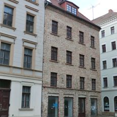 Wohnhaus mit Läden in geschlossener Bebauung, Eckhaus Krischelstraße 6, 7