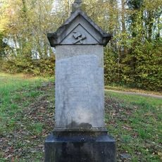 Monument érigé à la mémoire des 19 mineurs décédés dans la catastrophe dans le puits de Baty Driane partie de la mine de Vezin-Brichebo en 1883, à proximité de l’entrée du puits remblayé.