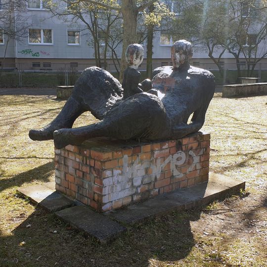 Liegende Frau mit Kind