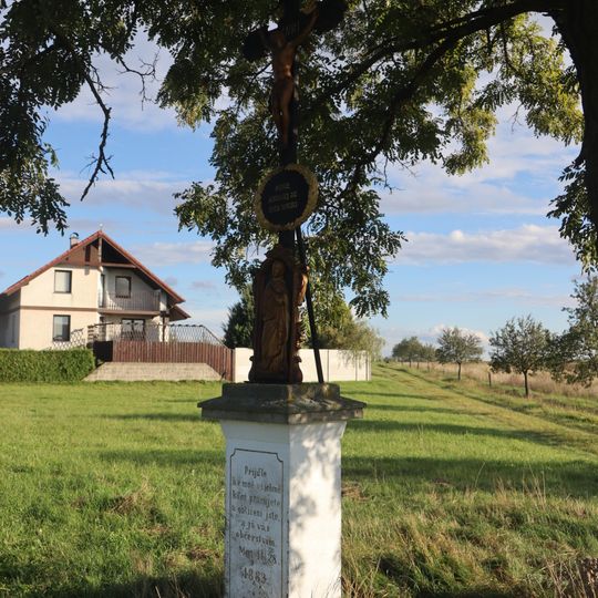 Kříž u silnice 152 ve Slavěticích
