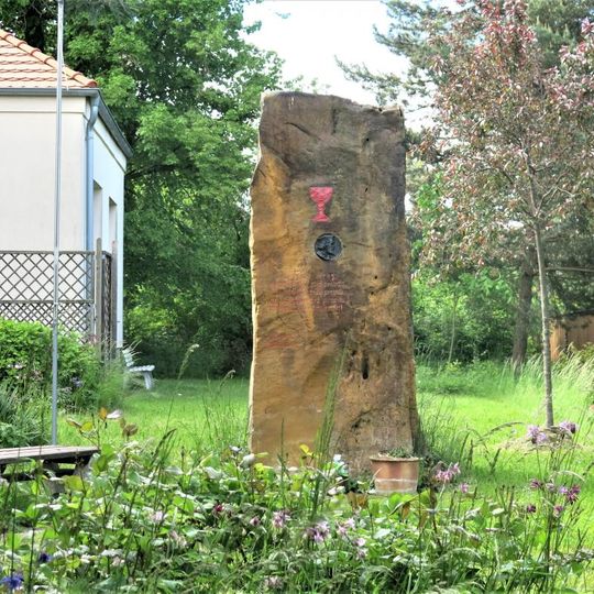 Pomník Husův kámen v zahradě Husova sboru v Čelákovicích