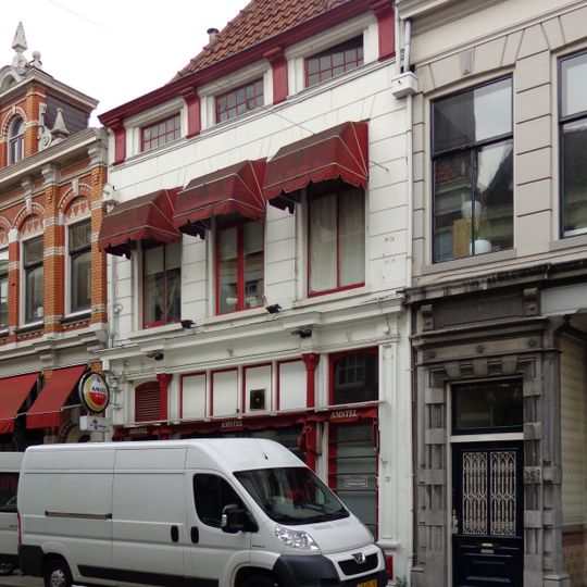 Pand met gepleisterde lijstgevel met consoles en lichtopeningen in de lijst