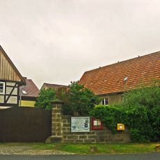 Ausgedingehaus, Hofmauer mit Toreinfahrt und Pforte eines Bauernhofes Daube 2