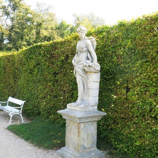 Socha bohyně Pomona v zahradě zámku v Lysé nad Labem