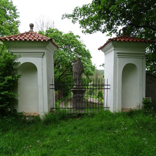 Bývalá severní brána zámeckého parku Vrchotovy Janovice
