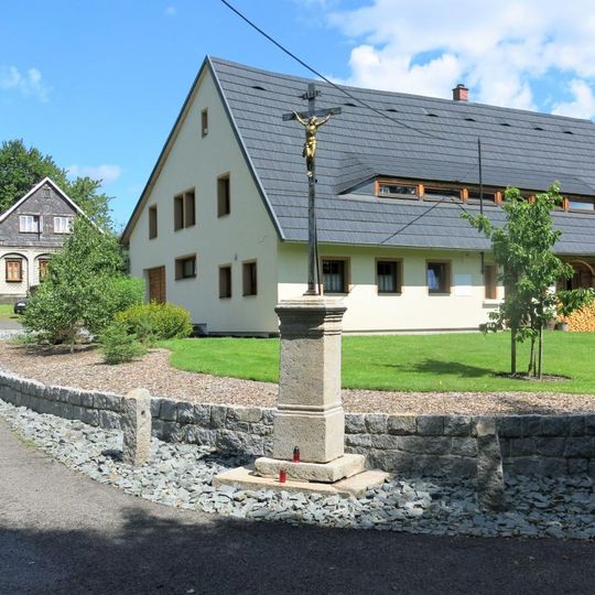 Kříž u domu 242 ve Starých Křečanech