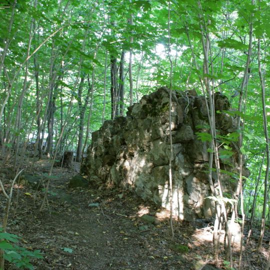 Burgruine mit bis zu drei Meter hohen Ringmauern der Hauptburg Am Schloßberg