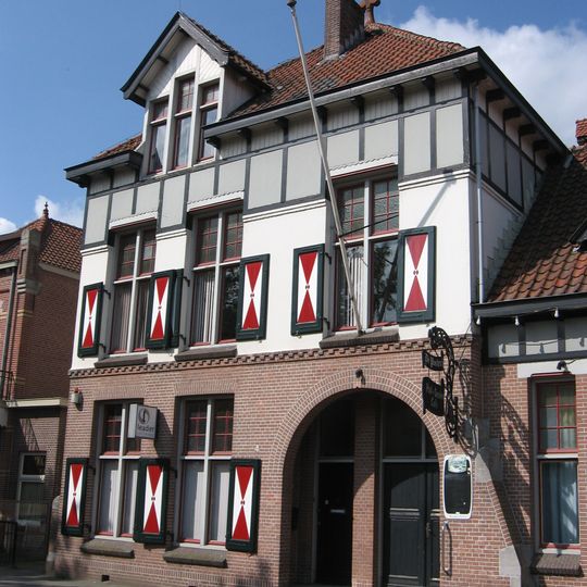 Voormalig postkantoor met woonhuis