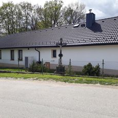 Kříž v Hůrkách v zahradě