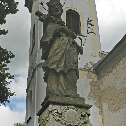 Socha svatého Jana Nepomuckého na terase u kostela v Petrovicích