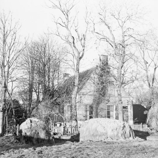 Pand met zadeldak tussen topgevels van gele steen