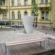 Památník zničené synagogy u muzea skla v Jablonci nad Nisou