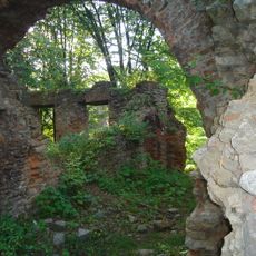 Ruina dworu obronnego (zamku) w Fałkowie