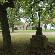 Kříž na návsi v Bezdědicích