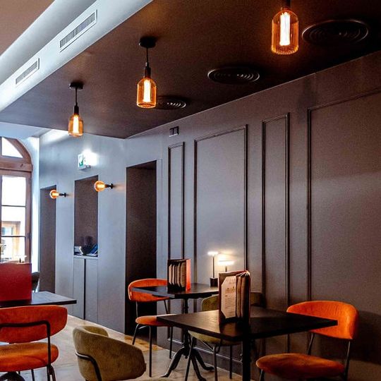 Le Demi Lune Café