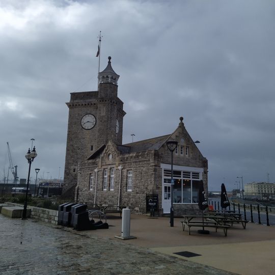 Uhrenturm und ehemaliges Bootshaus