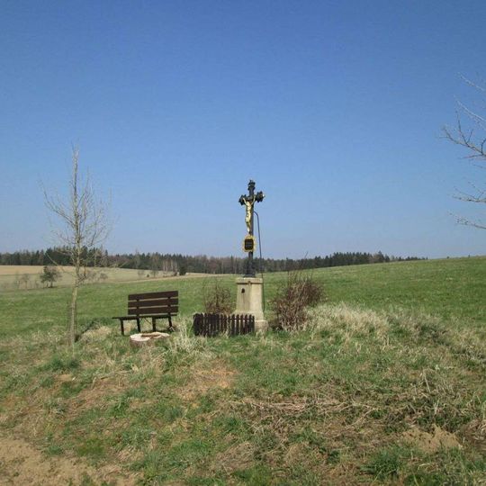 Kříž východně od Hojovic v poli