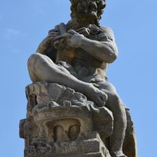 Socha Polyfona nad bránou do zahrady špitálu v Kuksu