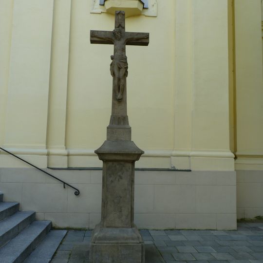 Kříž v Tuřanech před kostelem