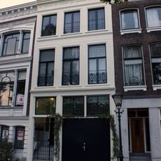 Pand met eenvoudige lijstgevel