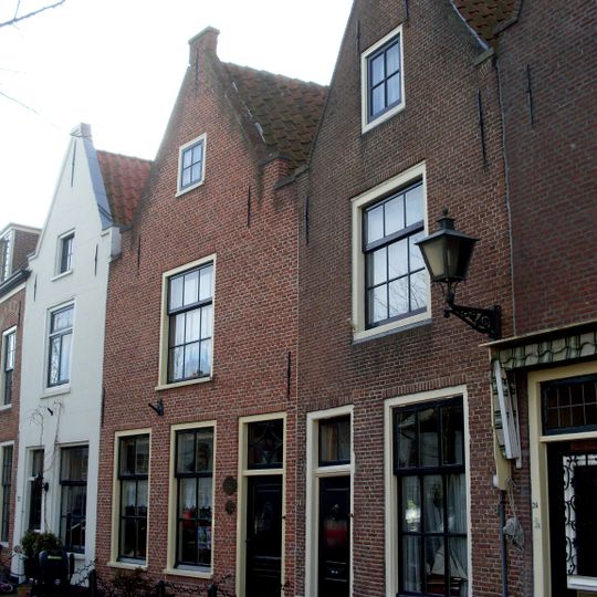 Pand met gepleisterde halsgevel