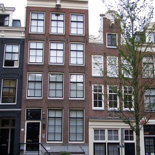 Pand met gevel onder rechte lijst