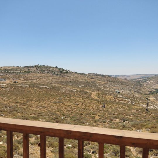 דק עם שולחנות וספסלים ותצפית לכיוון המדבר