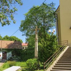 Kříž v Morkovicích před kostelem