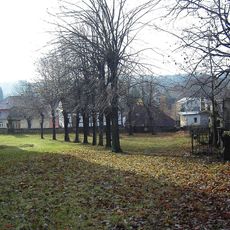 Hřbitov v Mikulášovicích u kostela sv. Mikuláše