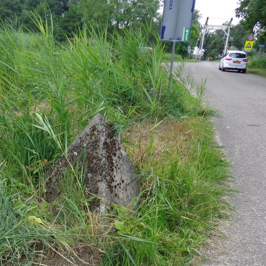Betonnen werken Muiden-Muiderberg te Muiderberg: Tetraëders en restant van Tankversperring