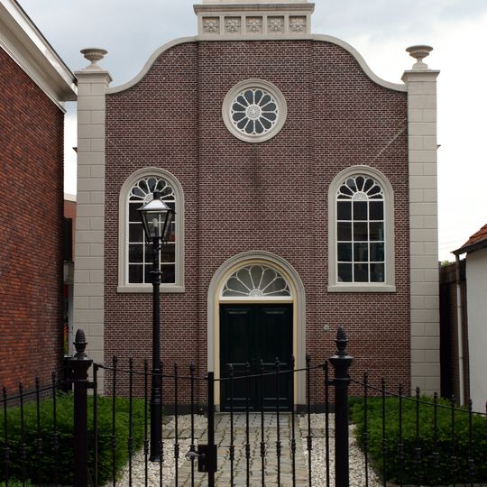 Remonstrantse kerk met bijbehorend hekwerk