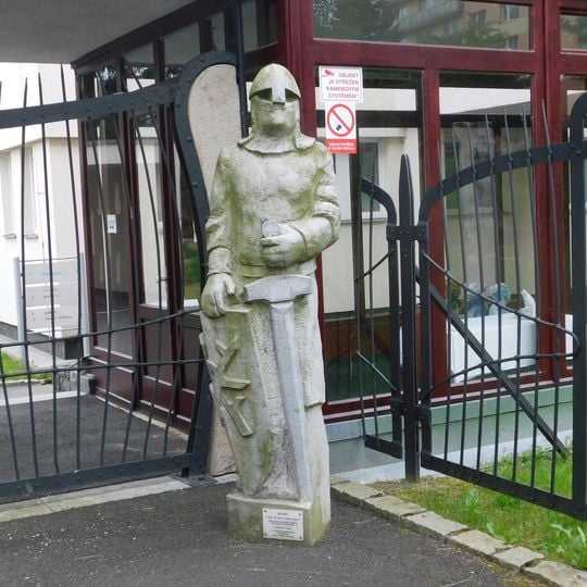 Socha rytíře vpravo od vchodu do Akademie ve Světlé nad Sázavou