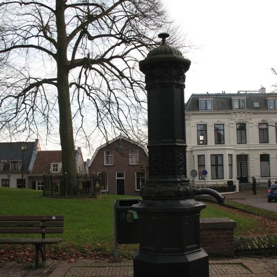 Gietijzeren Pomp op Hof