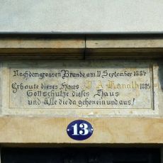 Portal (mit Inschrifttafel) eines Wohnhauses Grundstraße 13