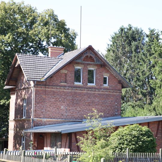 Empfangsgebäude am Bahnhof Großheirath