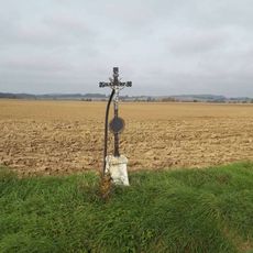 Kříž východně od Chotěmic