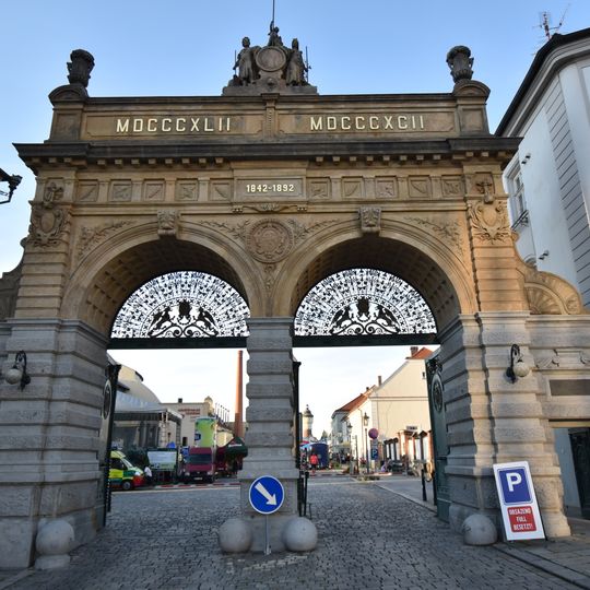 Sochařská výzdoba Jubilejní brány Měšťanského pivovaru