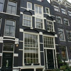 Pand met gevel van het 'type met grote blokken' onder armelijke ingezwenkte hals