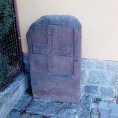 Křížový kámen na návsi ve Všestarech