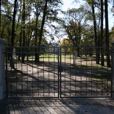 Park ze wszystkimi alejami, zespołem drzew, sadzawkami i budowlami parkowymi oraz założenie dziedzińca z d. podjazdem