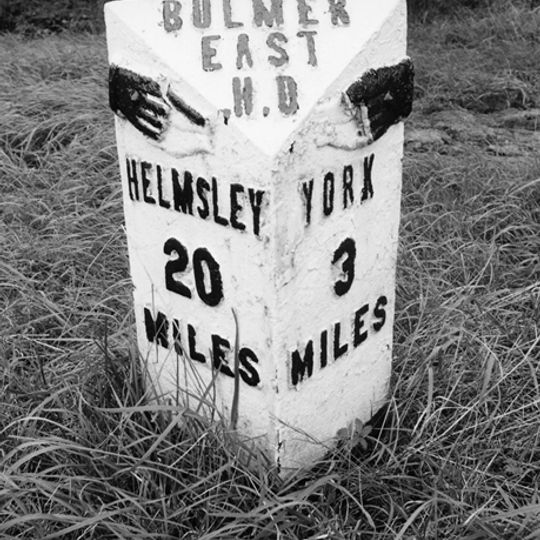 Milepost Opposite Villa Farm