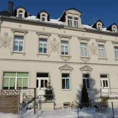 Mietshaus in offener Bebauung Dorfstraße 98